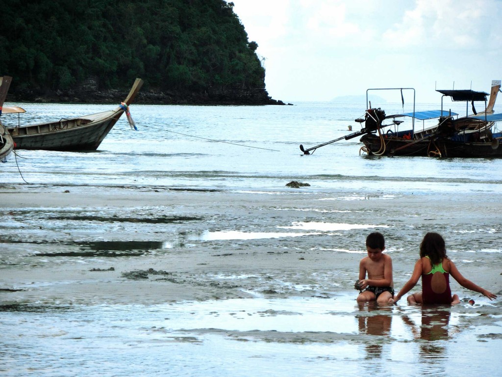 Kinder spielen im Urin am Loh Dalum Strand auf Phi Phi